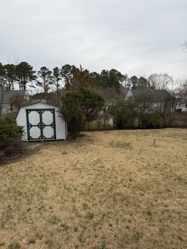 Building Photo - 711 Dennis St