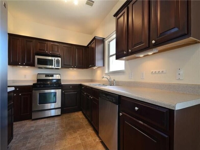 Building Photo - 4584 Mather