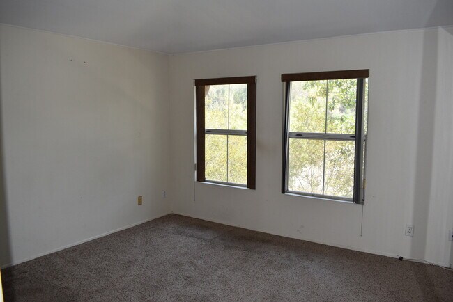 Building Photo - 2 Story 3 Bedroom 2.5 Bath Townhome with A...