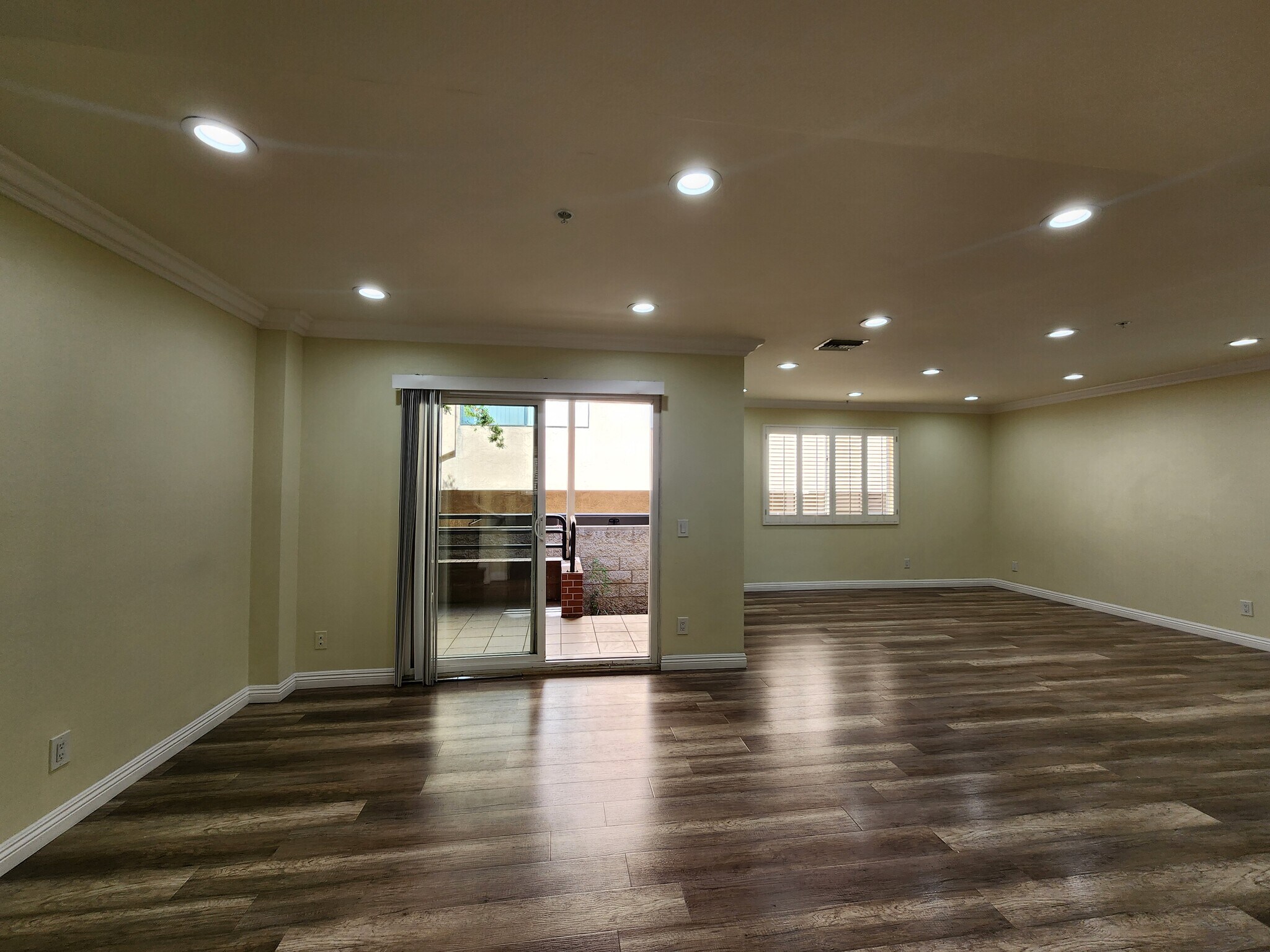 Building Photo - 420 Riverdale Dr