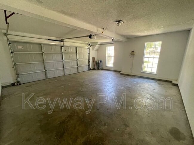 Building Photo - 5780 Carriage Hills Dr