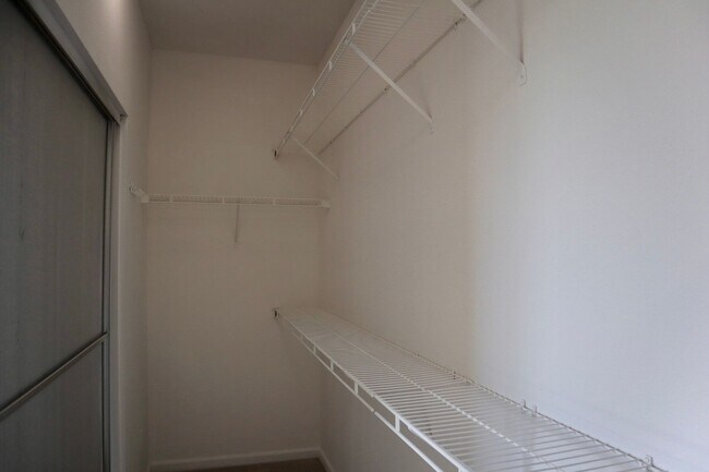 Building Photo - FRESH & BRIGHT 3 BEDROOM GEM IN PRIME LOCA...