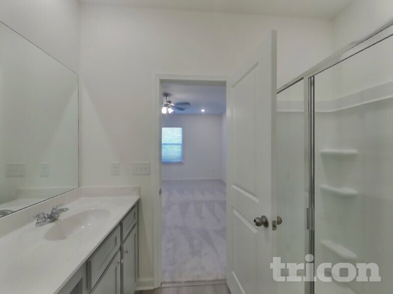 Building Photo - 1940 Logan Ln