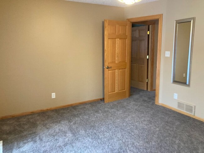 Building Photo - 2 Bed 2 Bath Twinhome with double attached garage SORRY NO PETS!!