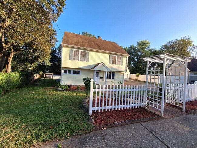 Building Photo - 132 Wepawaug Dr