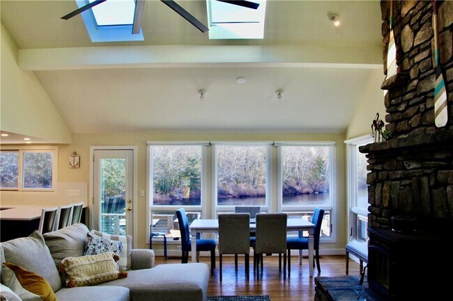 Building Photo - 39 Berrie Ln