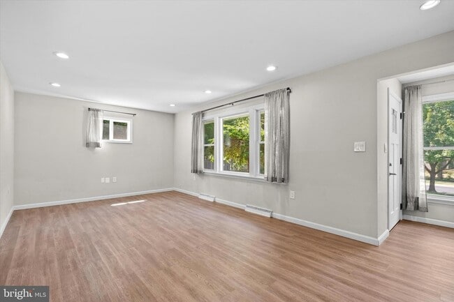 Building Photo - 906 Monroe St