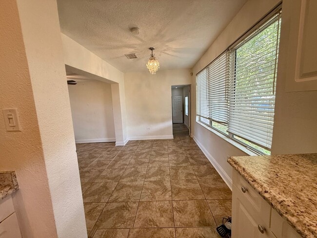 Building Photo - Euclid/Woodlawn Roommate Dream 4/3 home