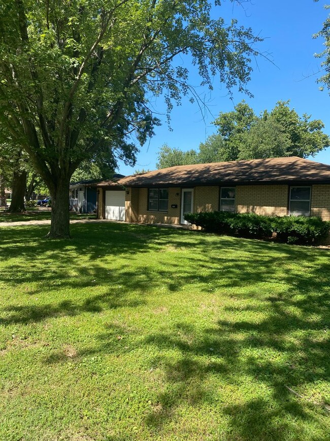 Building Photo - West side Duplex