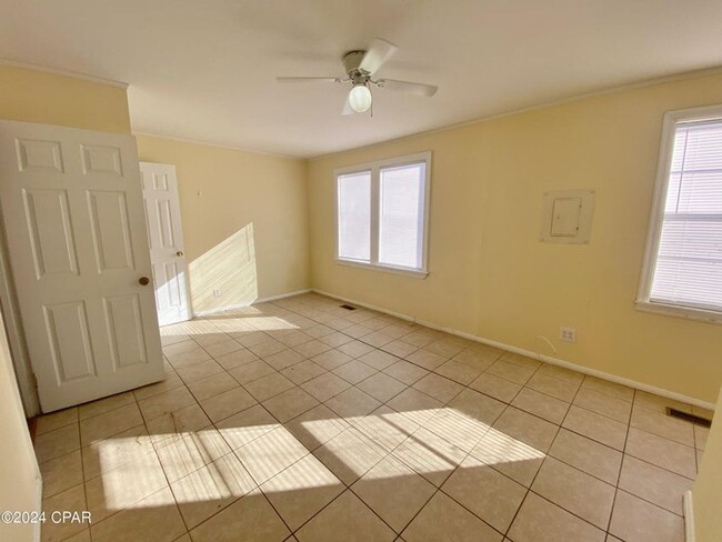 Building Photo - Home Centrally Located in Marianna, FL