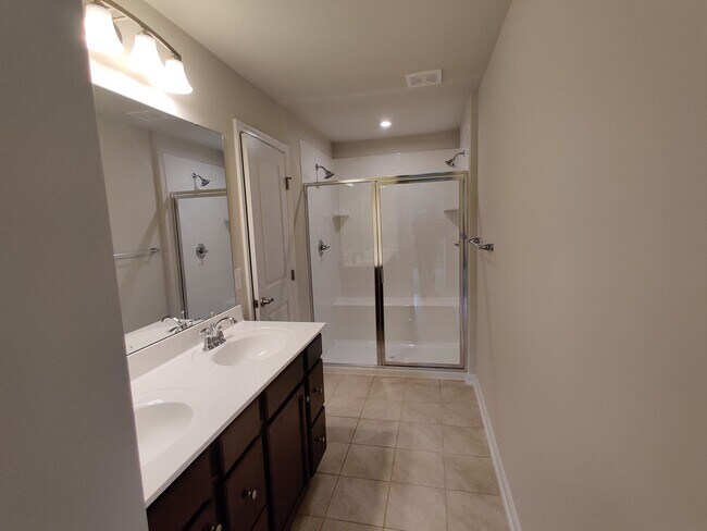 Building Photo - 3 Bedroom condo near major roadways