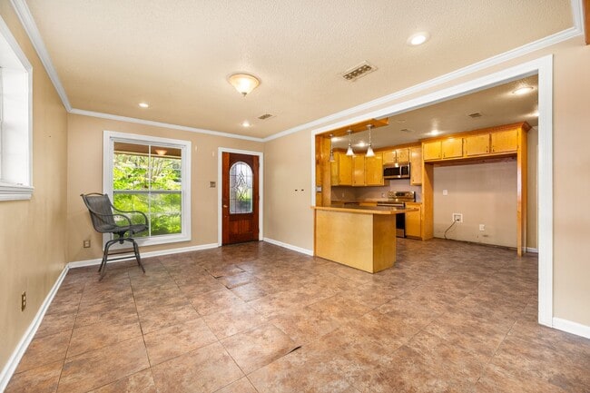 Building Photo - 2020 Clover Ln