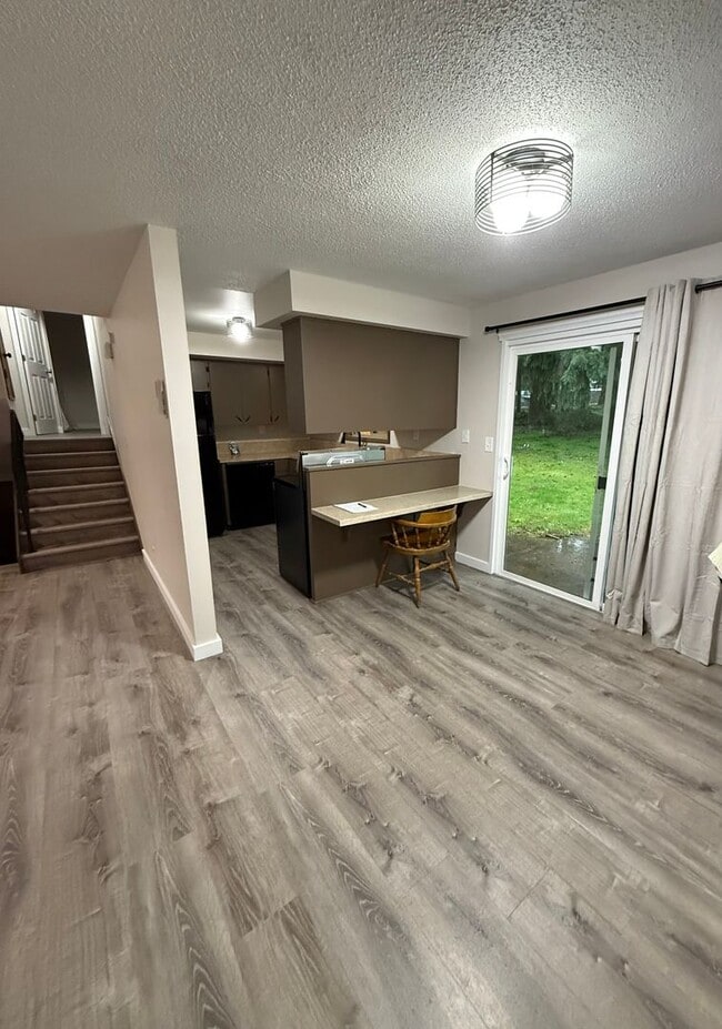 Building Photo - Newly Remodeled Duplex