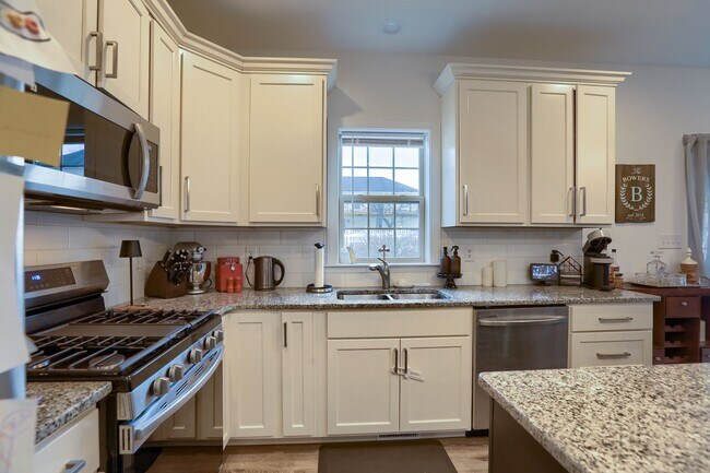 Building Photo - 4 bedroom townhome