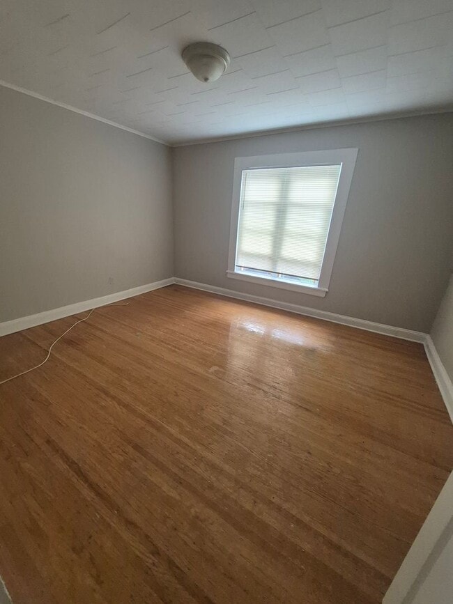 Building Photo - 4 Bedroom 2 Bath Single Family House!