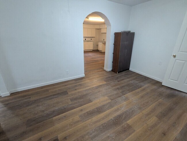 Building Photo - Spacious Updated 3 Bedroom Home
