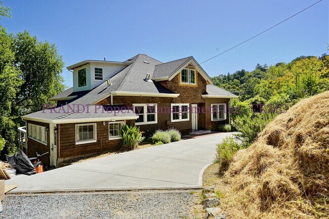 Building Photo - Classic, Modern and Private Home with Fres...