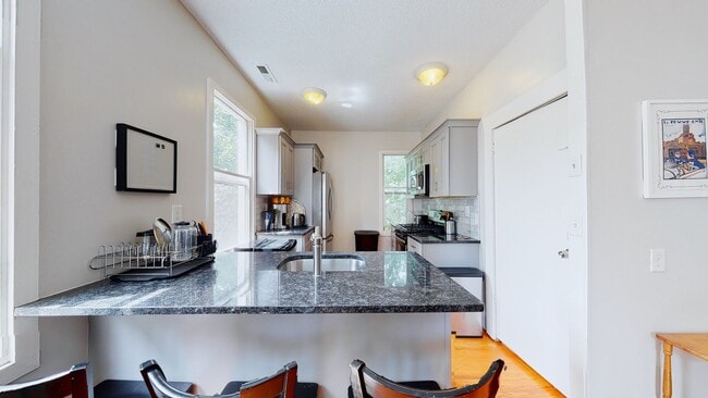 Building Photo - 6 Bedroom Apartment in Science Hill, close to downtown! (Laundry In Unit)