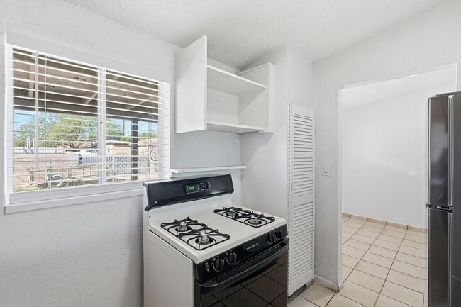 Building Photo - Beautifully Remodeled Home in a Central Tucson Location!