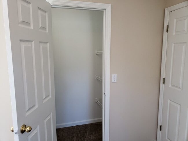 Building Photo - Large Home on Dead End street