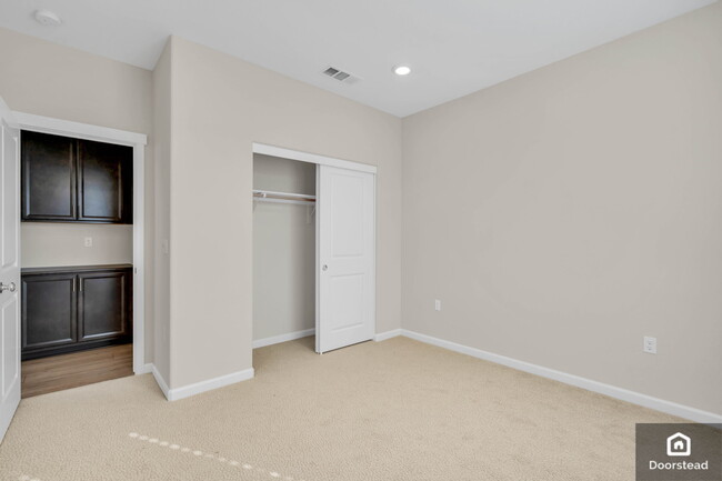 Building Photo - 5587 Saddle Rock Ln
