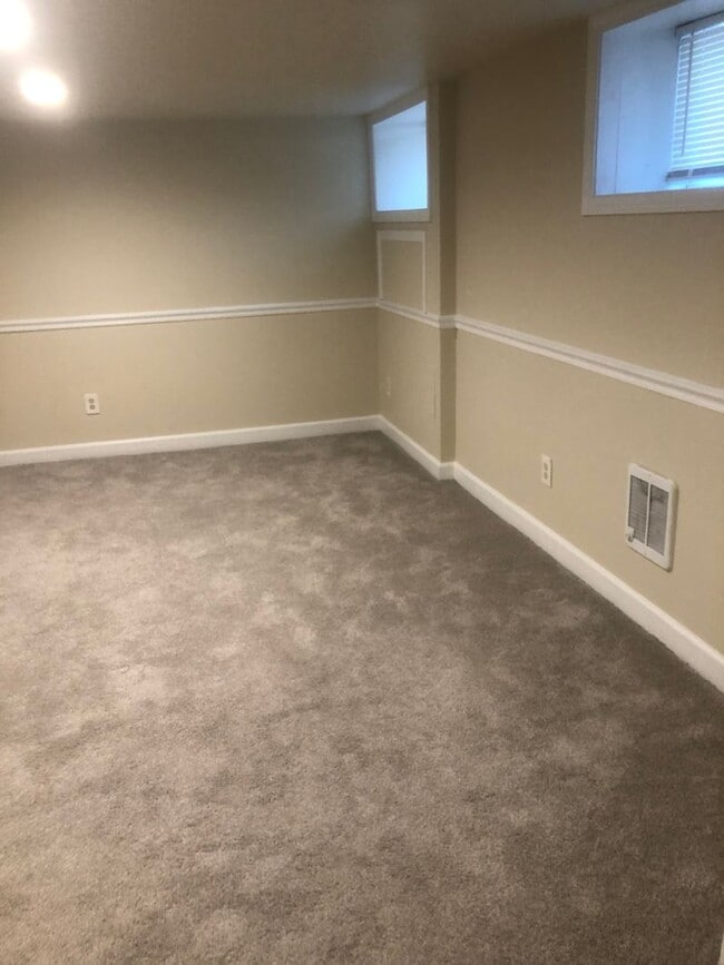 Building Photo - 234 N Summit St