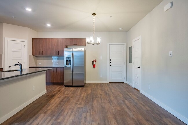 Building Photo - AVAILABLE NOW! GORGEOUS 2 BEDROOM FOUR PLE...