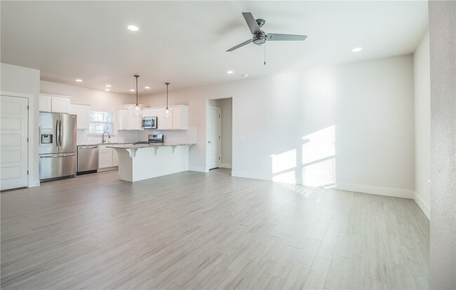 Building Photo - 350 W Kinniburgh Dr