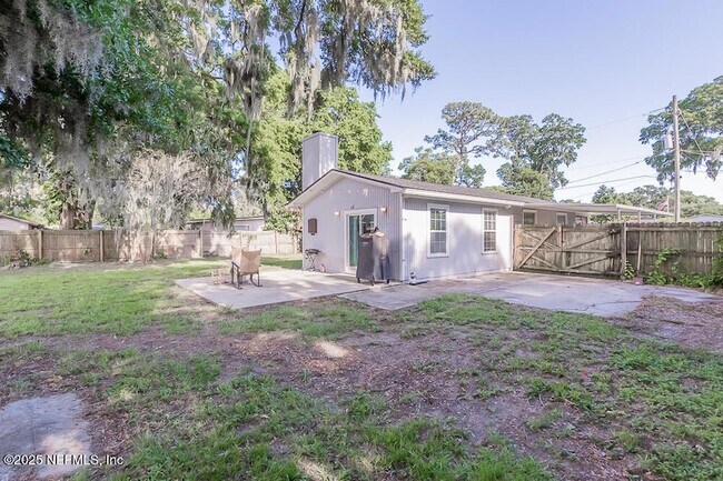 Building Photo - 1358 Hollyhock Cir
