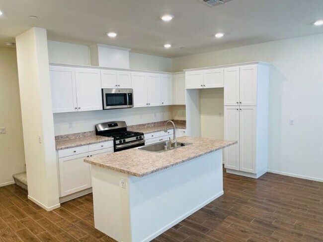 Building Photo - 30316 Town Square Dr