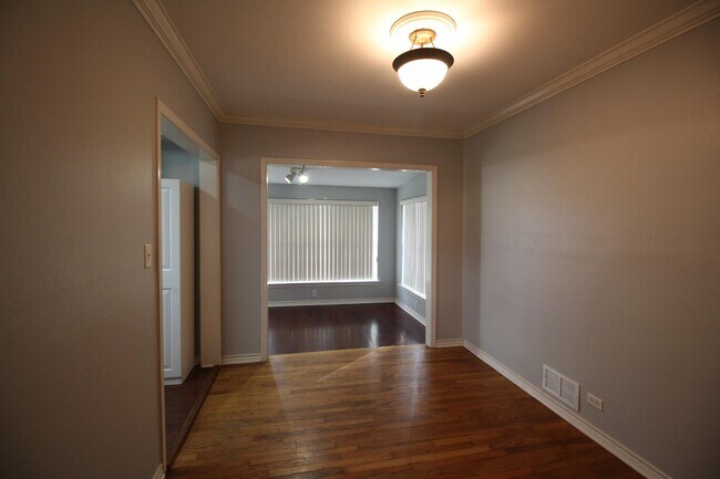 Building Photo - 403 W James St