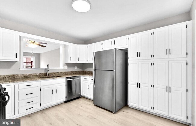 Building Photo - 106 W Locust St