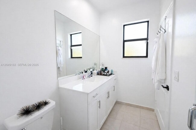 Building Photo - 323 NE 208th Terrace