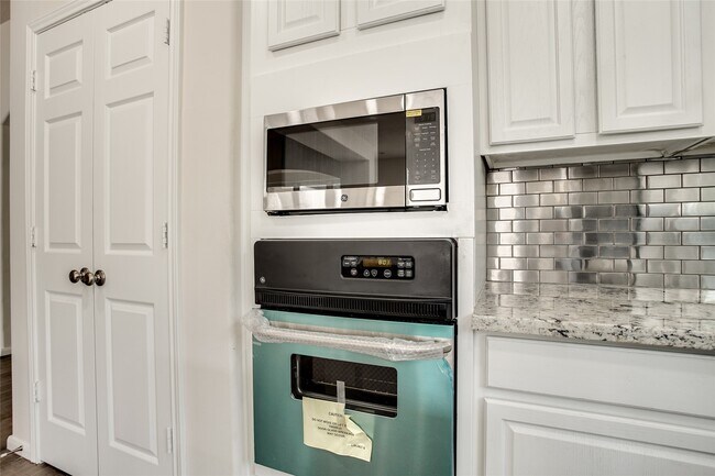 Building Photo - 5818 Pebble Bank Ln
