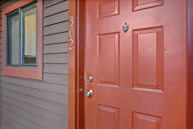 Building Photo - 2815 Lee Oaks Ct