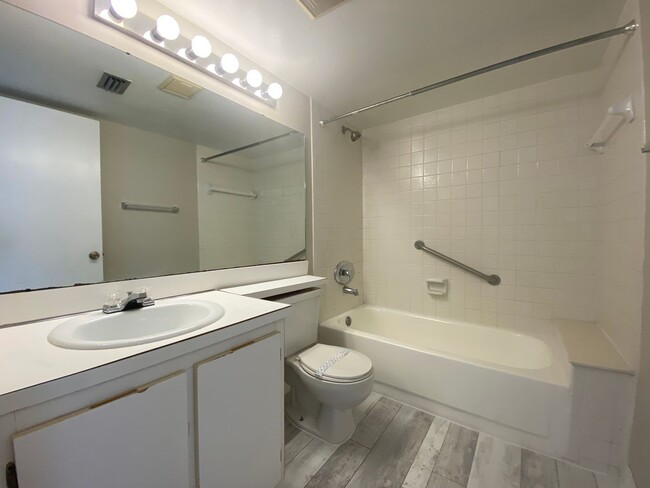 Building Photo - Beautiful 2 Bed 2 Bath Condo for Rent in O...