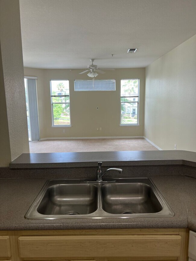 Building Photo - Maitland Area 2/2 Condo with Water View