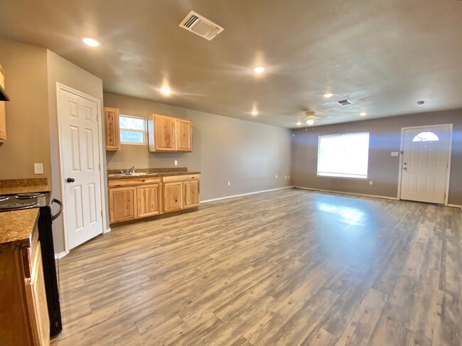 Building Photo - Newer 3 bed 2 bath 1 car garage NOW AVAILABLE