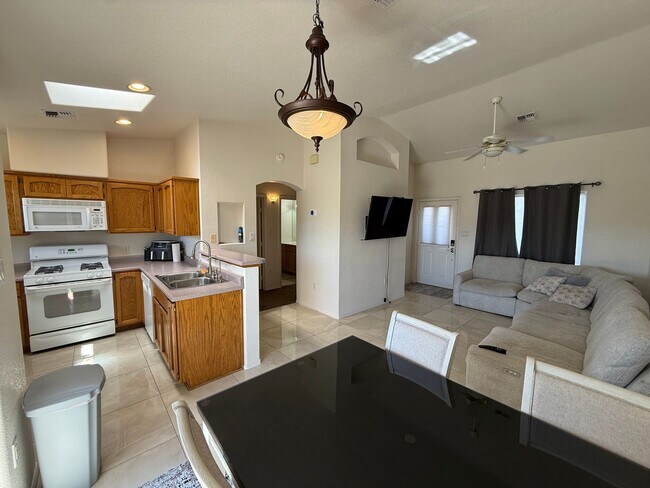 Building Photo - Yuma Meadows Townhouse - Furnished / Unfurnished