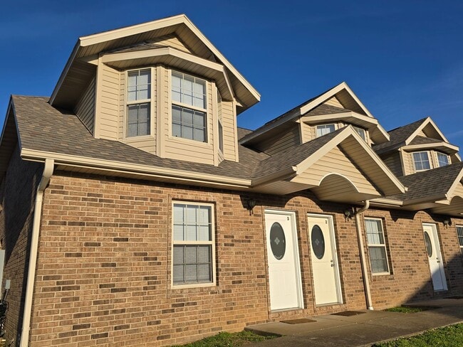 Building Photo - Capri Townhomes
