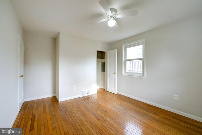 Building Photo - 10022 Brunett Ave