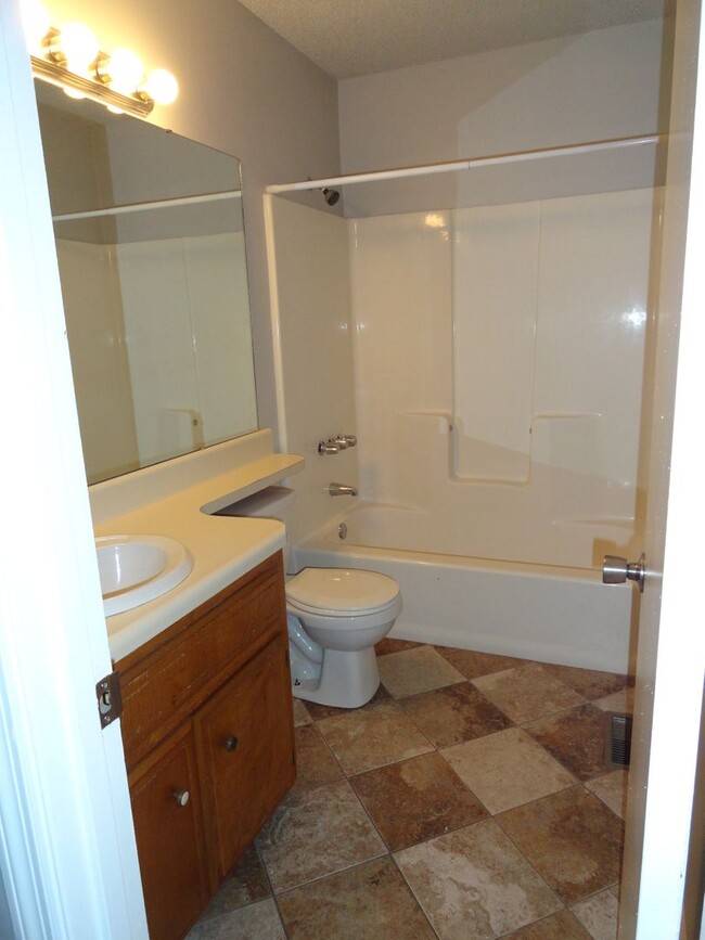 Building Photo - Newly Remodeled Townhouse in Valdosta