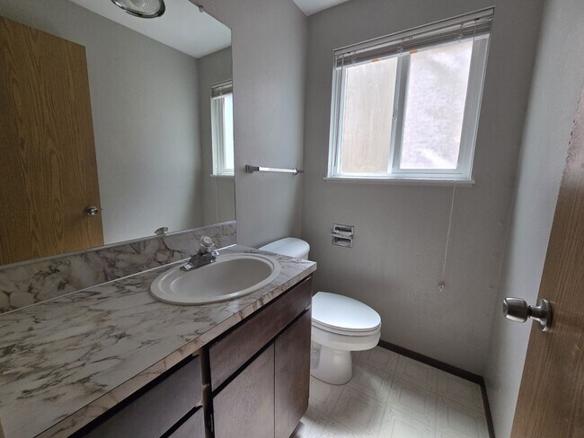 Building Photo - 124 NE Atkinson Ct