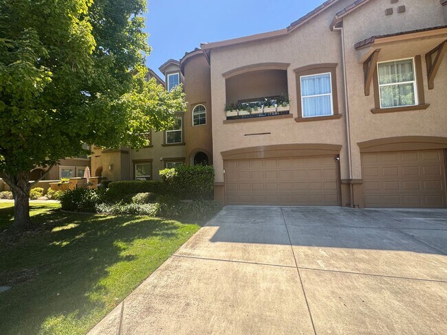 Building Photo - 2 bedroom | 2 bathroom | Upstairs loft | L...