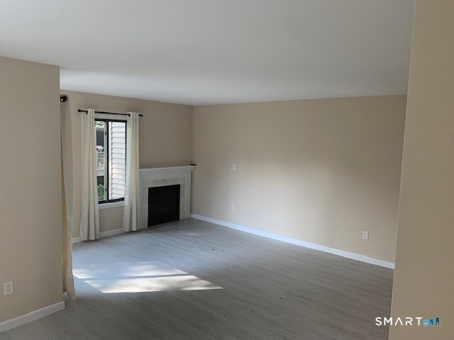 Building Photo - 18 Greenbriar Dr