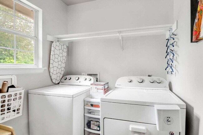 Building Photo - "Charming 3-Bed, 2-Bath Oasis on West Mistletoe Avenue – Spacious 1140 Sq Ft in San Antonio!"