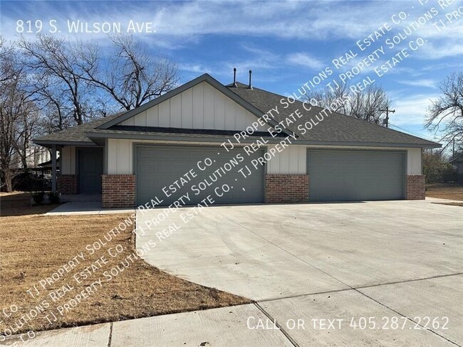 Building Photo - Three bedroom duplex in El Reno