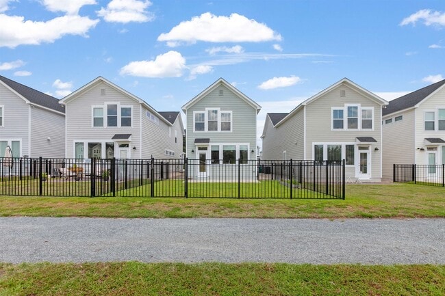 Building Photo - 5643 Fletcher Oaks Dr