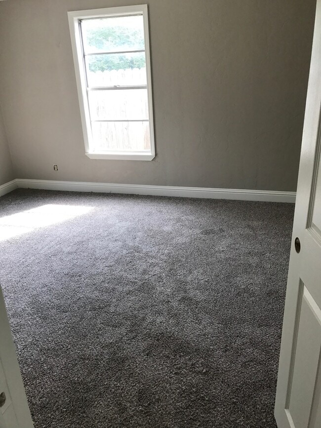 Building Photo - 3/2/1 Gilmer Fenced Yard