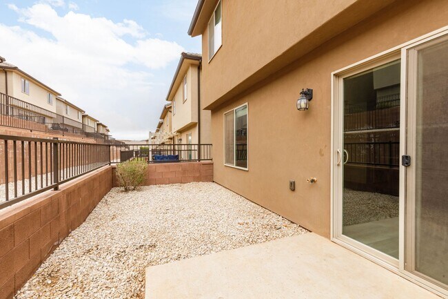 Building Photo - Beautiful Desert Canyon 4 Bedroom / 2.5 Bathroom / 2 Car Garage available NOW